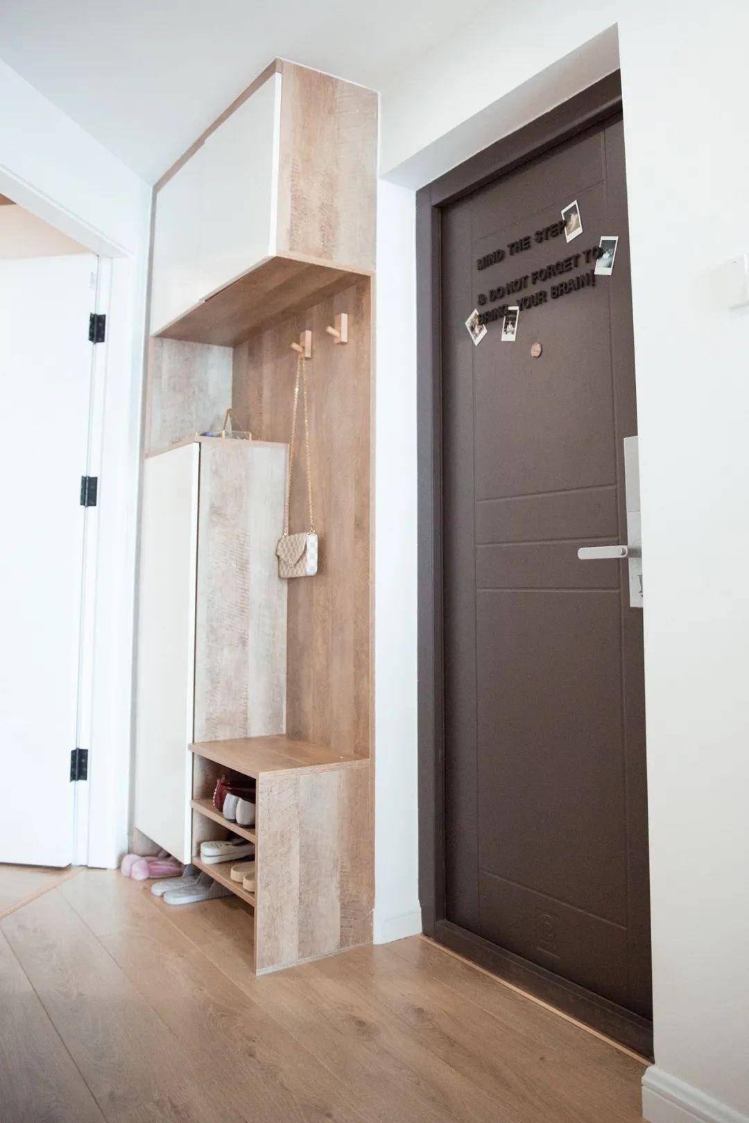 在大门左右侧有较长的靠墙空间,而且这个位置布置上鞋柜后不会阻碍