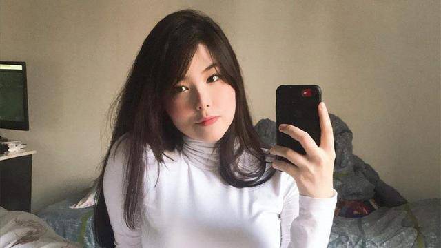 又整活了!女辅助mayumi推特再晒身材曲线图,双人床却成最大看点