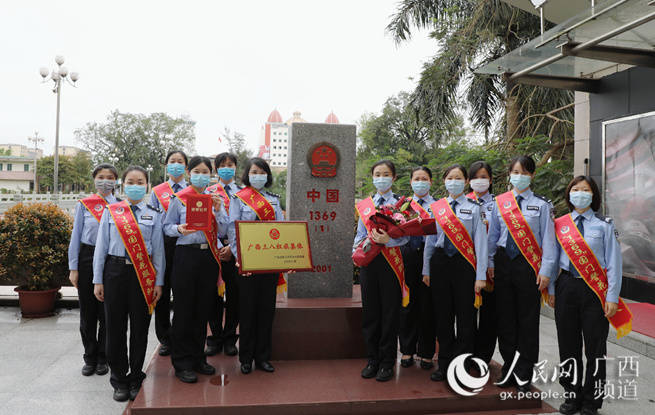 中越边境的警花服务队:国门就是我们的阵地_东兴