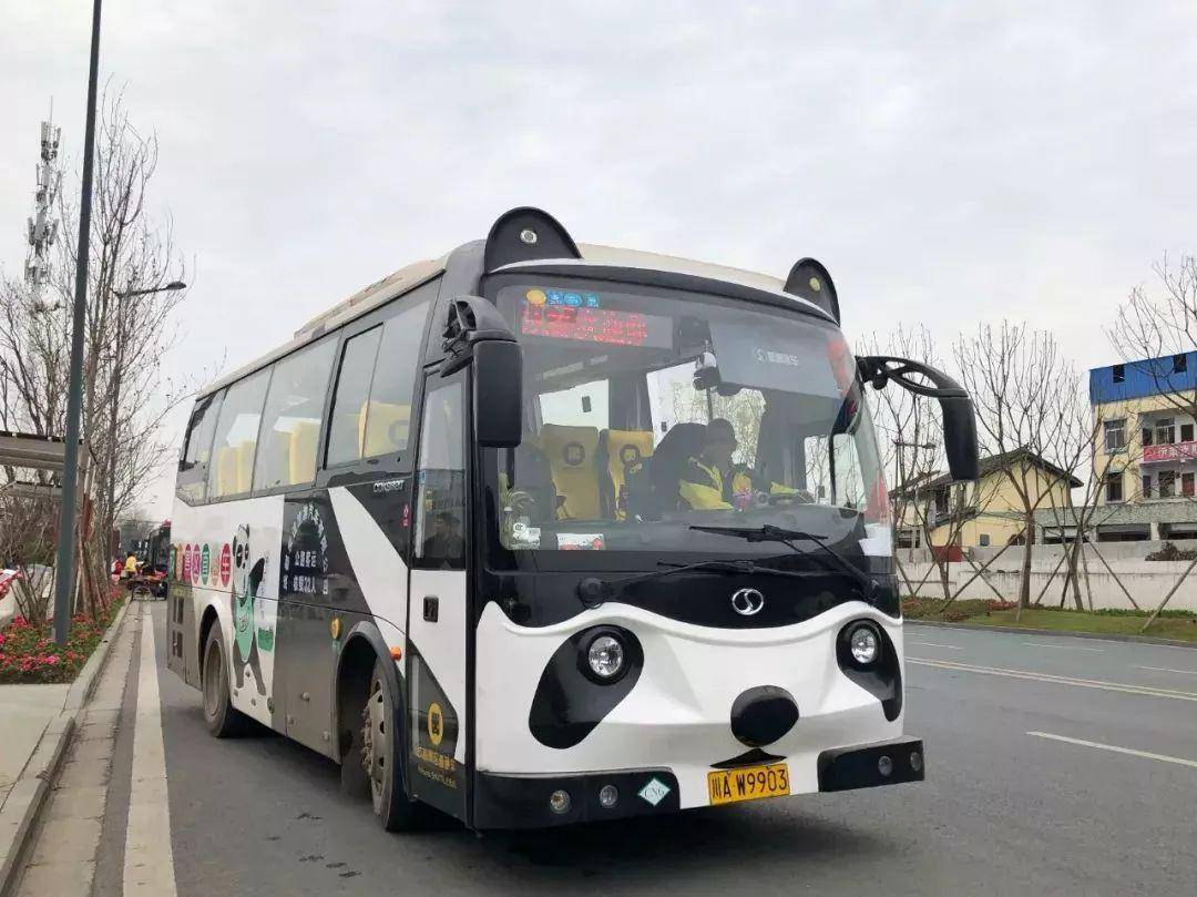 成都街上,隨處跑的景區直通車都長成這樣such panda murals can be