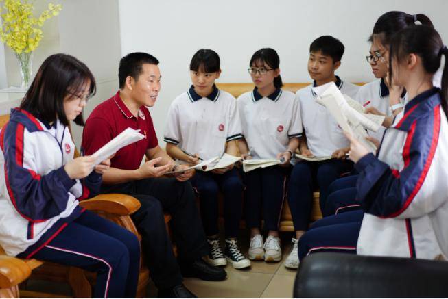 广东省名班主任张雄老师与学生谈心