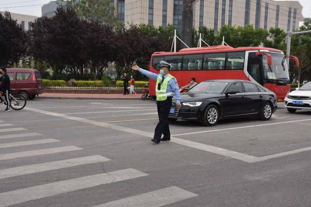 針對早高峰可能出現的車流擁堵等情況,武清公安交警部門提前進行現場