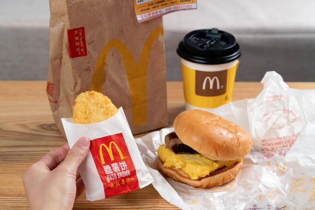 早餐我会选择麦当劳,出餐送餐都很快,德式图灵根香肠炒双蛋堡单人早餐