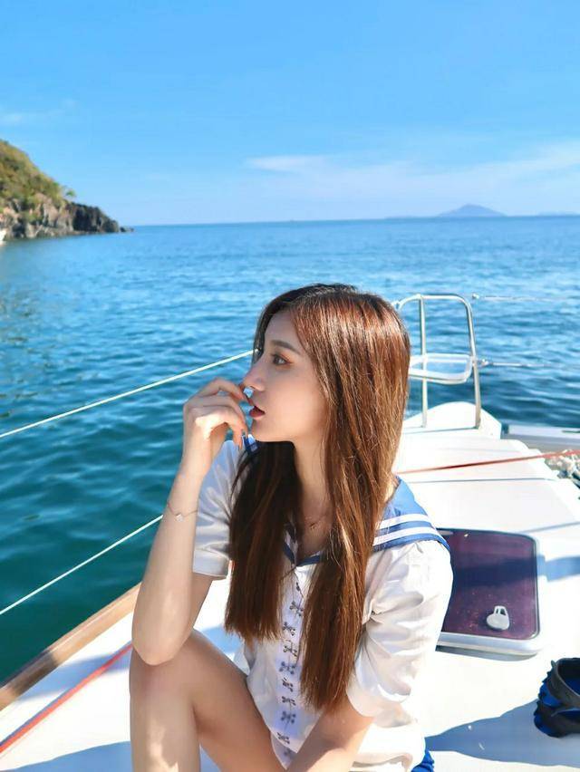 坐游艇出海的小姐姐,给你不一样的美!