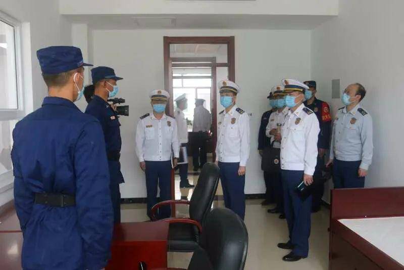 乔旭副政委宣读《授予白岩等215名同志消防救援衔命令,郭兴强副总队