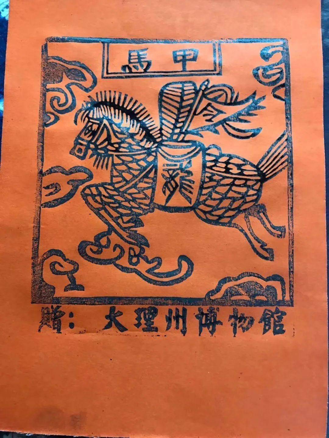 活动现场张瑞龙还带了80余块甲马雕版供市民体验甲马制作大家在张瑞龙