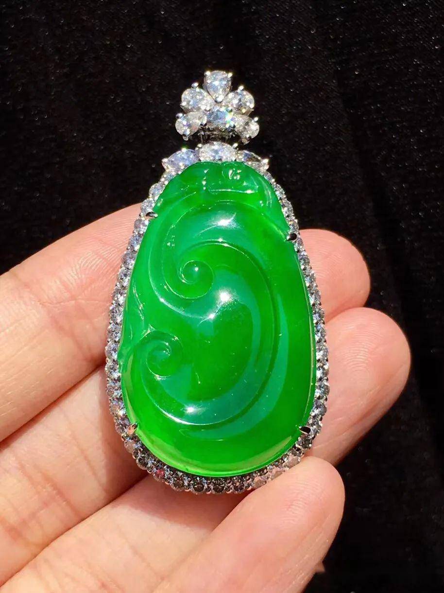 翡翠欣赏丨冰种正阳绿树叶吊坠51500元