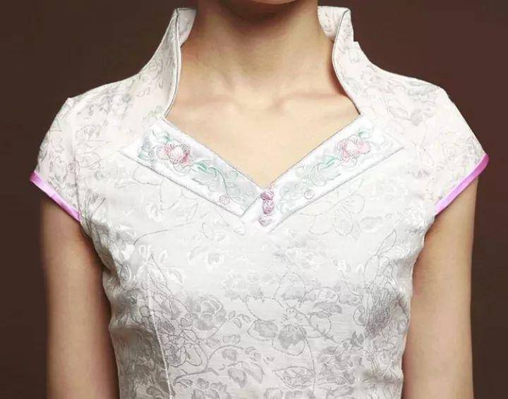 琵琶襟旗袍礼服这款样式特别好看在领子纽扣下面露出几处琵琶形状的
