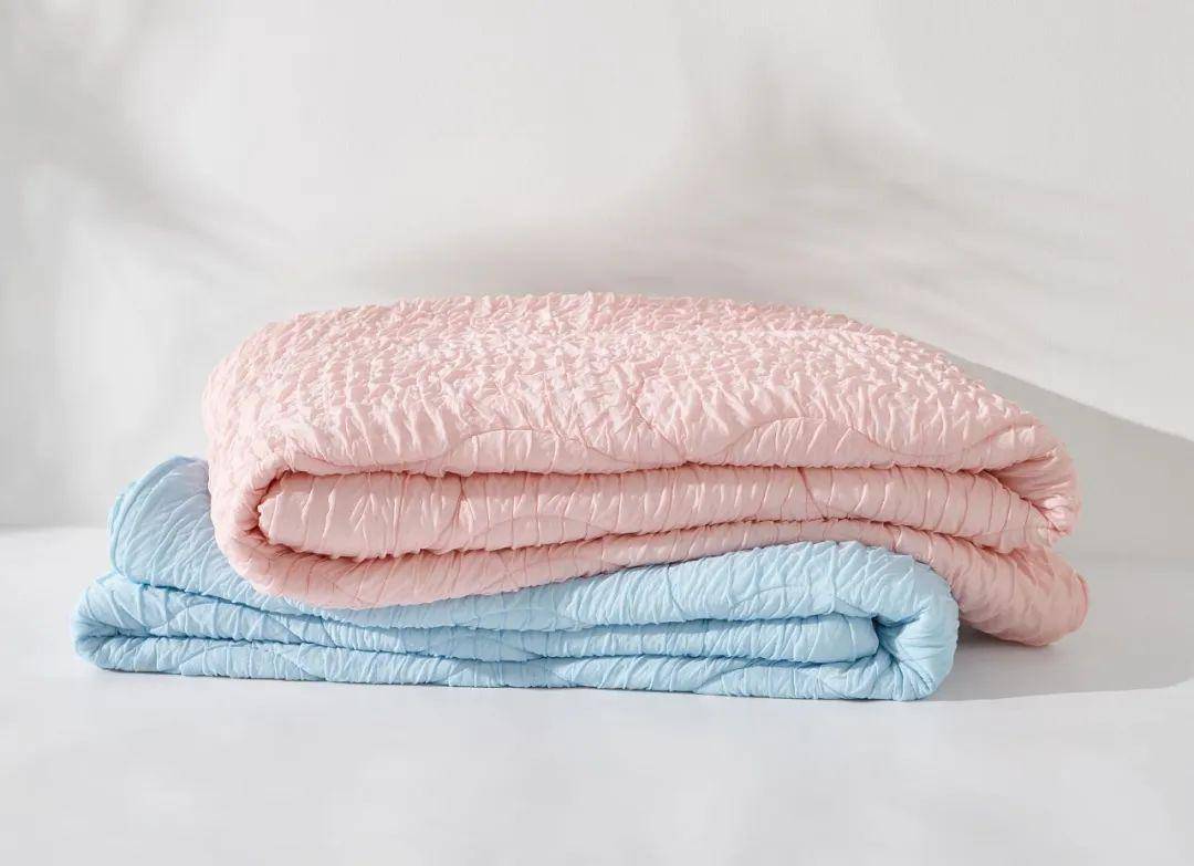 被芯填充的是聚酯纤维,不怕水洗,耐用好打理.