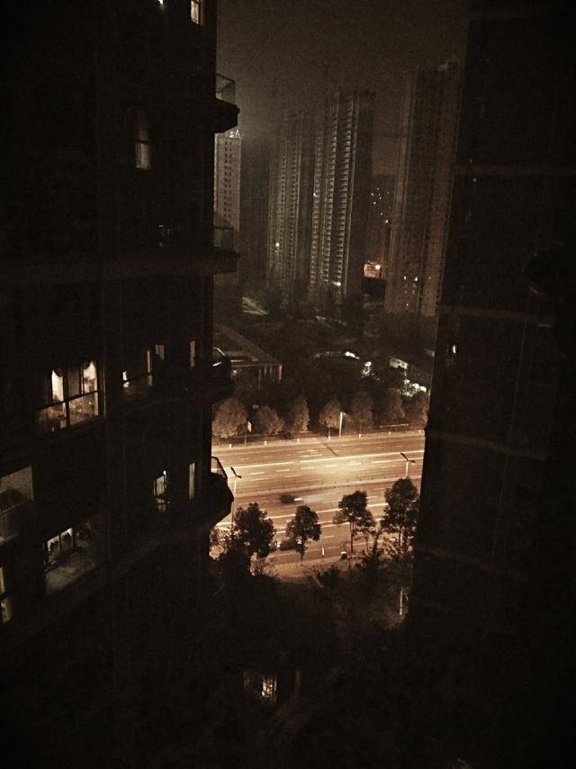 夜已深,翻来覆去的睡不着,再一次不太情愿的打开手机,凌晨两点.