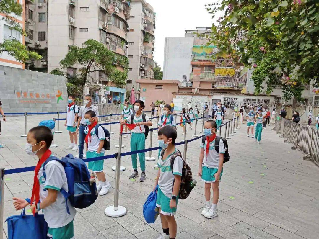 体育东路小学高年级返校第一天玩中学习新规则心中装下大局观