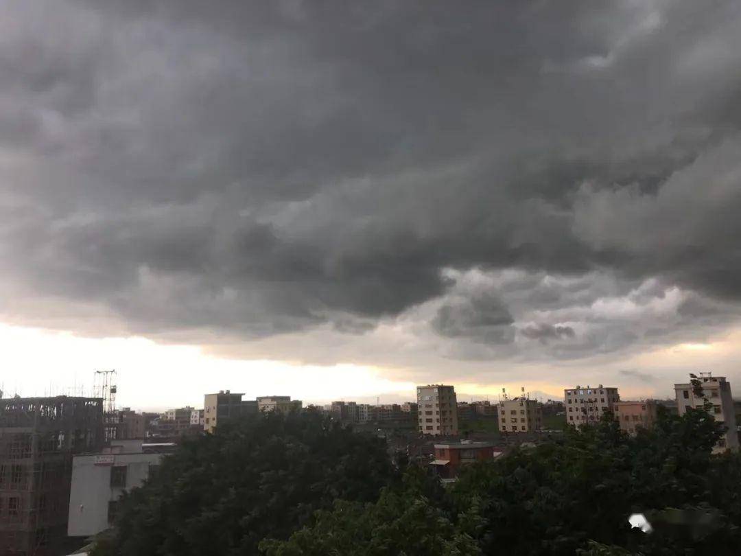 突然變天金浦昏天暗地雨來了