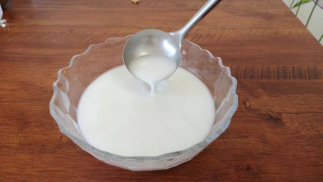 1碗土豆淀粉200克清水,教你这样做拉皮,q弹劲道没有添加剂,香