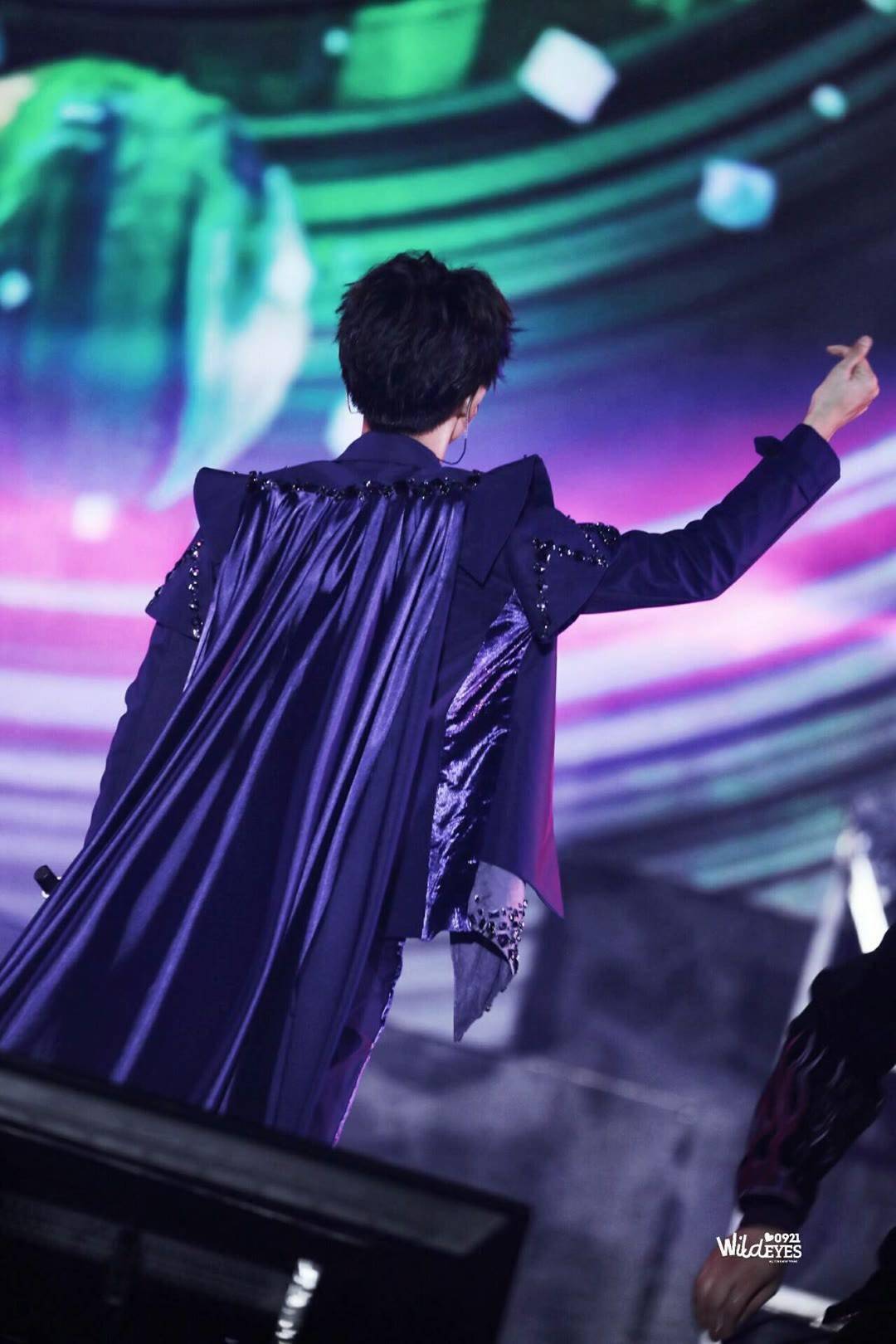 王俊凯花式比心合集 快来接收少年的心动狙击