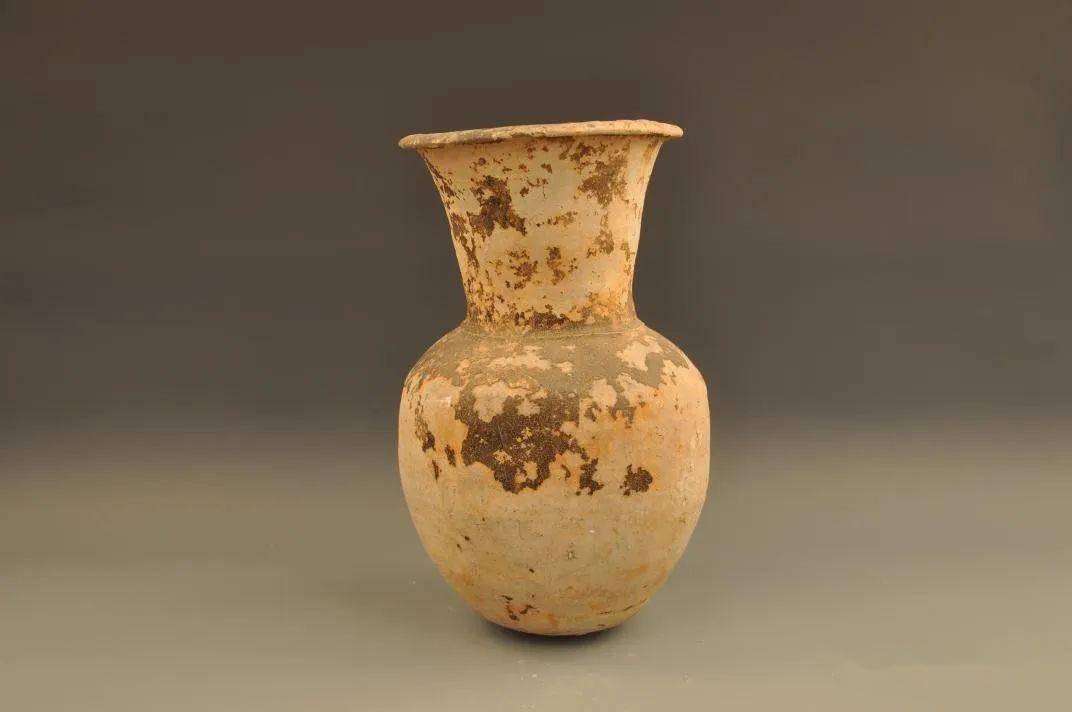 南宋衡山窑粉上绿瓣口瓶