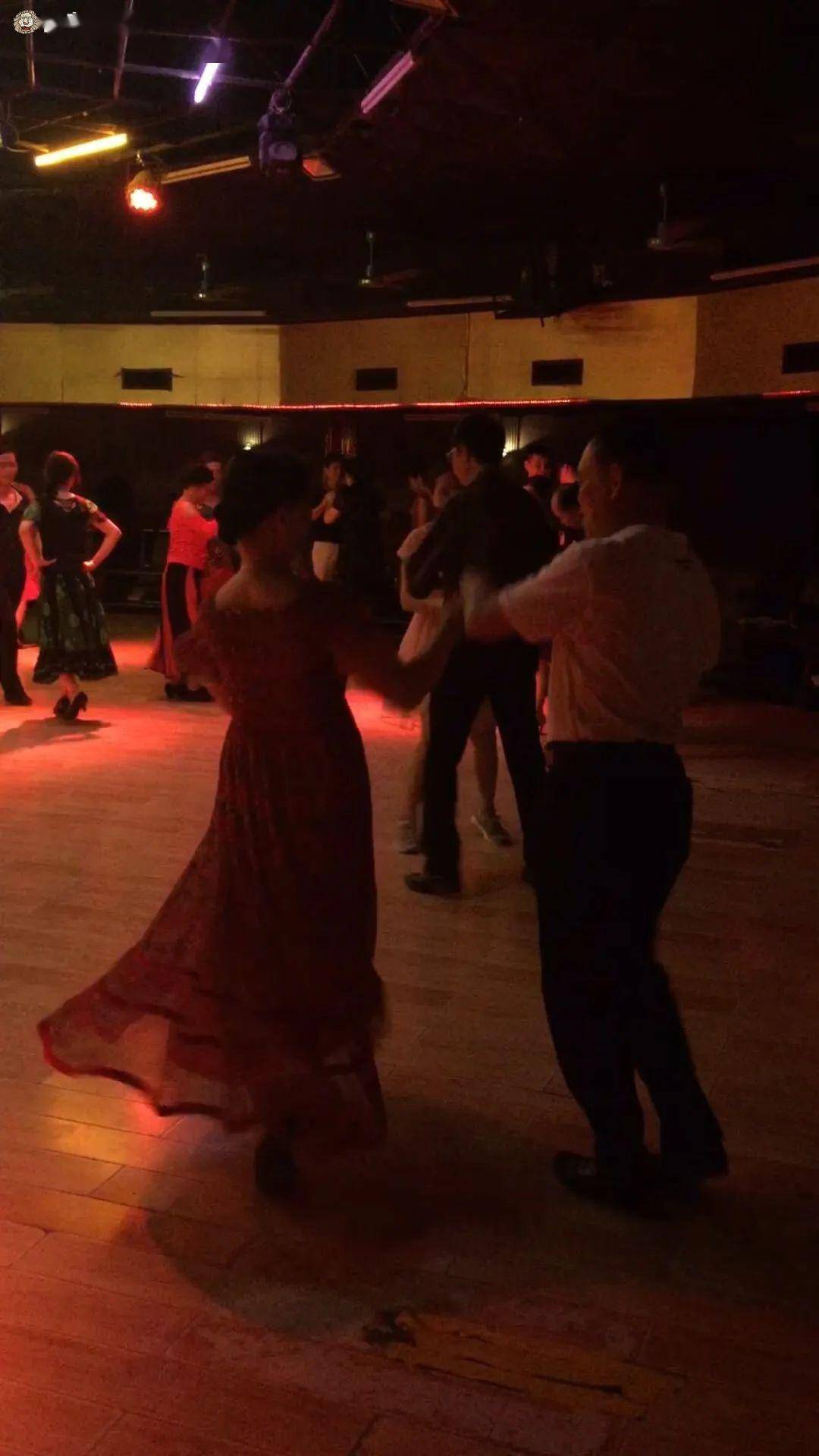 再见了!广州曾颇负盛名的市二宫艺苑歌舞厅正在拆除,居民:不舍和留念