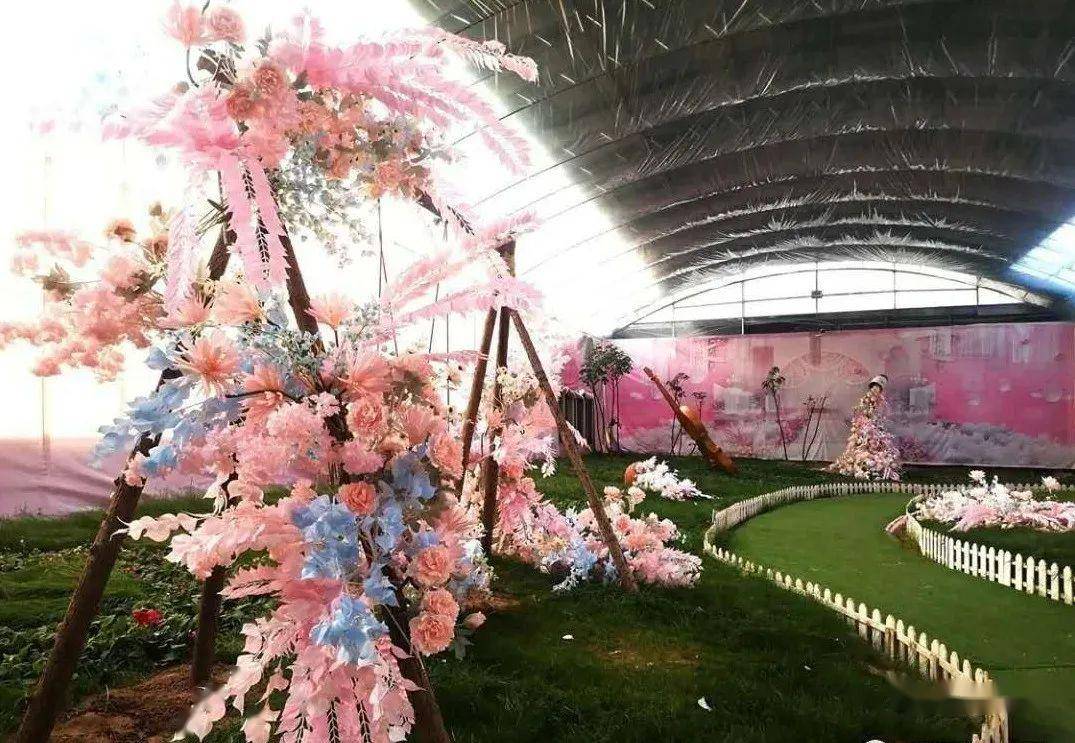在室内花海乐园里,各种花境艺境,给你们不一样的浪漫体验.