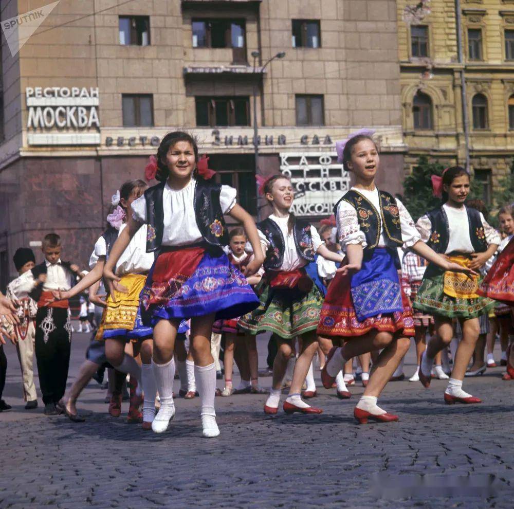 1967年少先队员们在跳苏联民族舞蹈