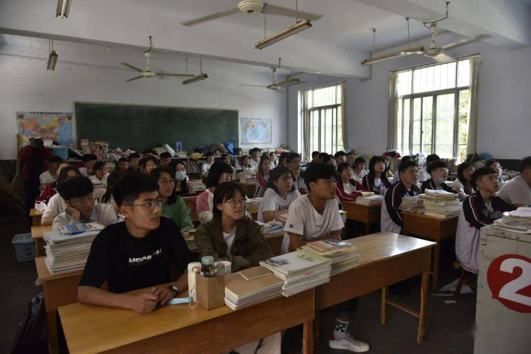 同学们正在上课费县实验中学老师帮助同学们运送行李同学们正在上课