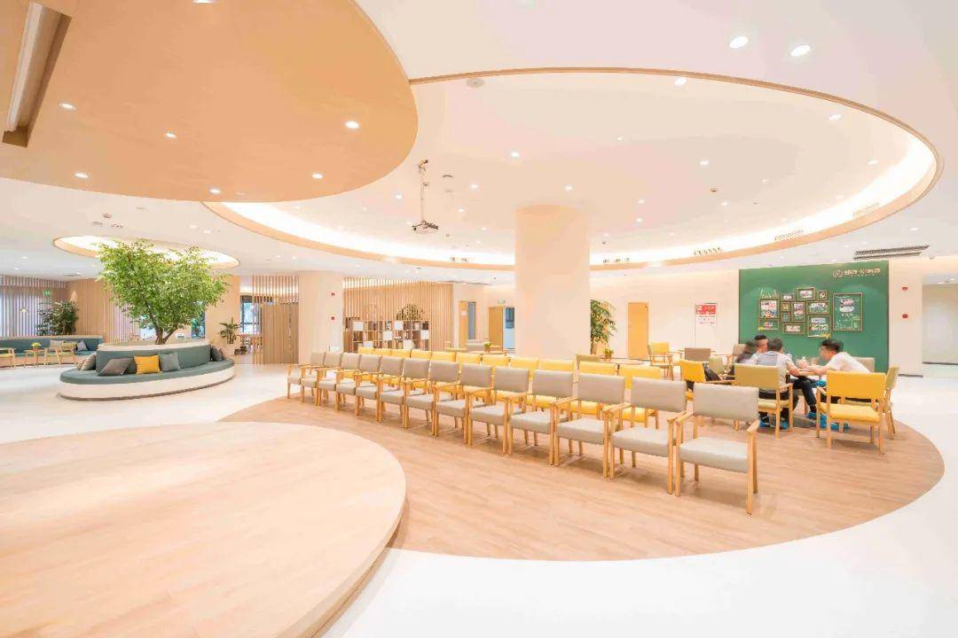 口红一哥空降朗诗常青藤┃520狗狗对认知症长者做了啥