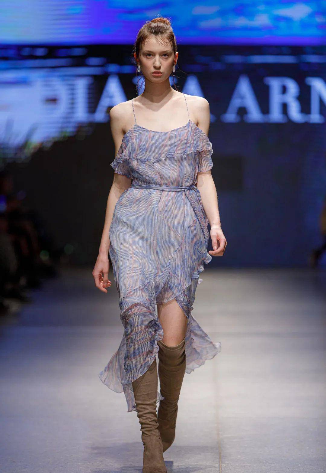 夏日穿这一条吊带裙美炸了!