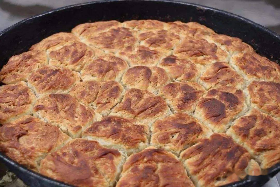 天水猪油盒的做法先是制作猪油面饼,即把精面粉发酵待用;另取油,面以1