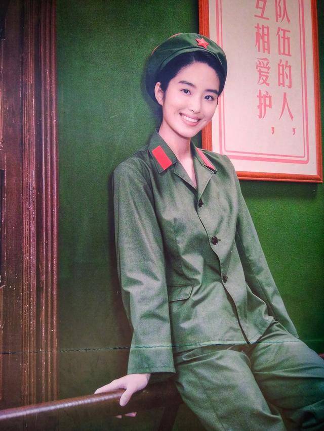 杨采钰的“军装”造型清纯端庄，神态和刘亦菲确实蛮像-搜狐大视野-搜狐新闻