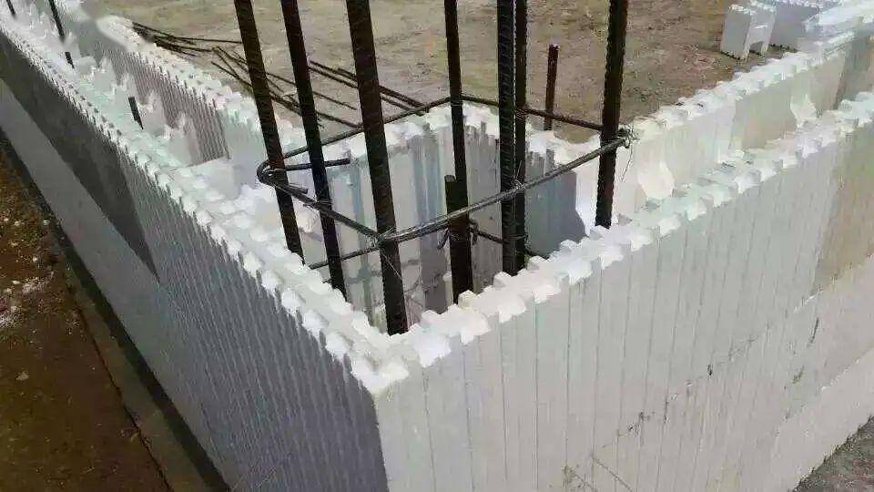 其优点:01节能,减排泡沫建房采用的是新型环保材料,其建筑方式相比