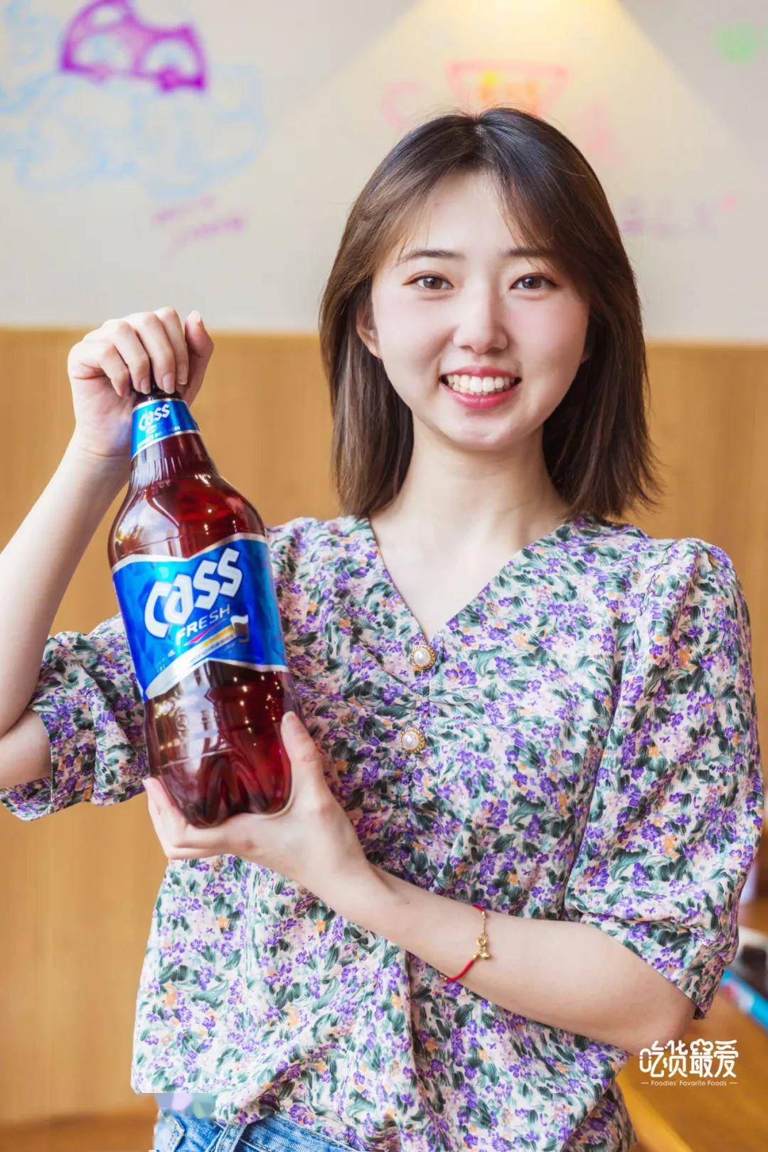 还有巨型的1.6l韩国原装凯狮啤酒90整整有小羊半个手臂那么大!