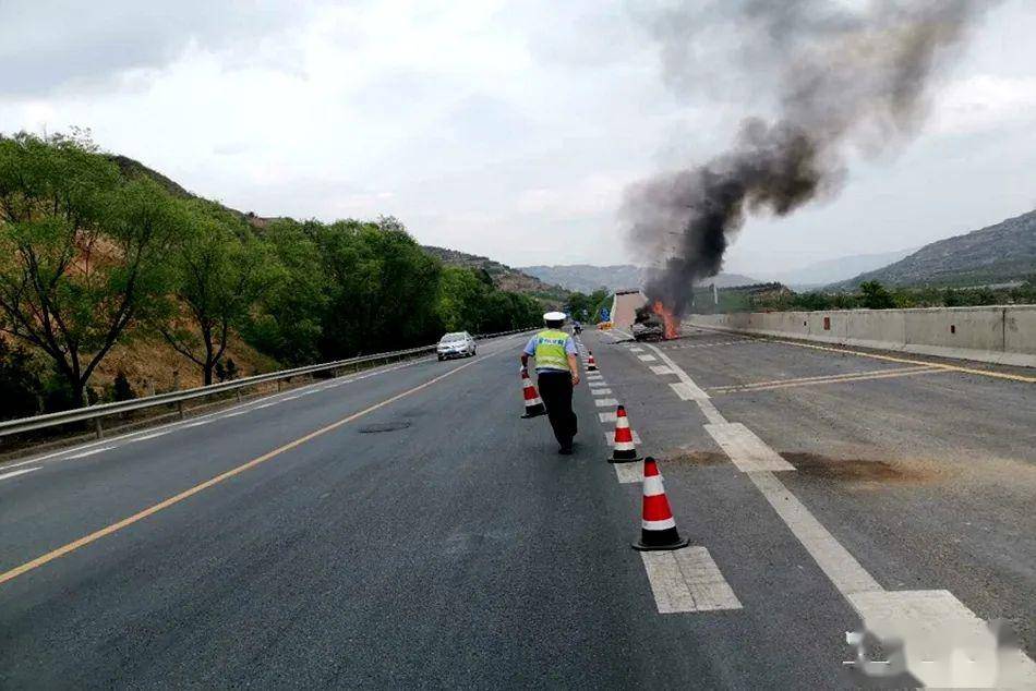 5月19日,一輛拉運物品的貨車途徑g247秦安轄區王鋪梁路段時,車廂後方