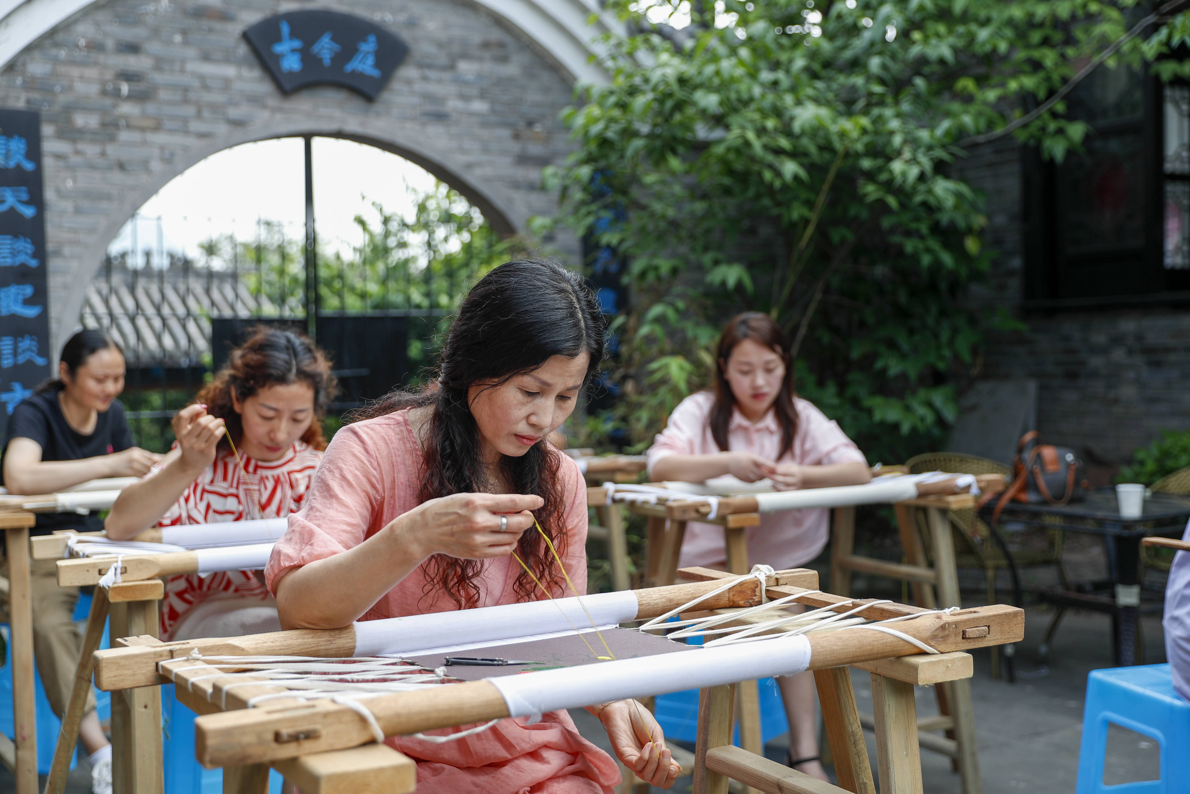 重庆开州:传承非遗汉绣 绘出美好生活