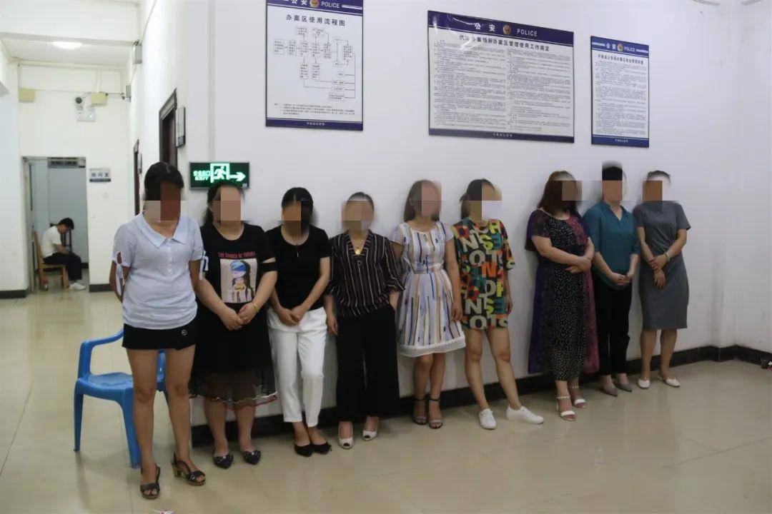 平果市警方开展社会面大清查行动,查获几十名违法人员