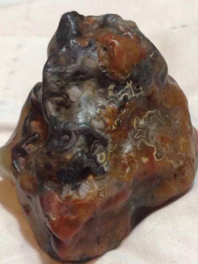 在新疆捡到这些石头的人注意随便一个就能换套房比黄金还贵