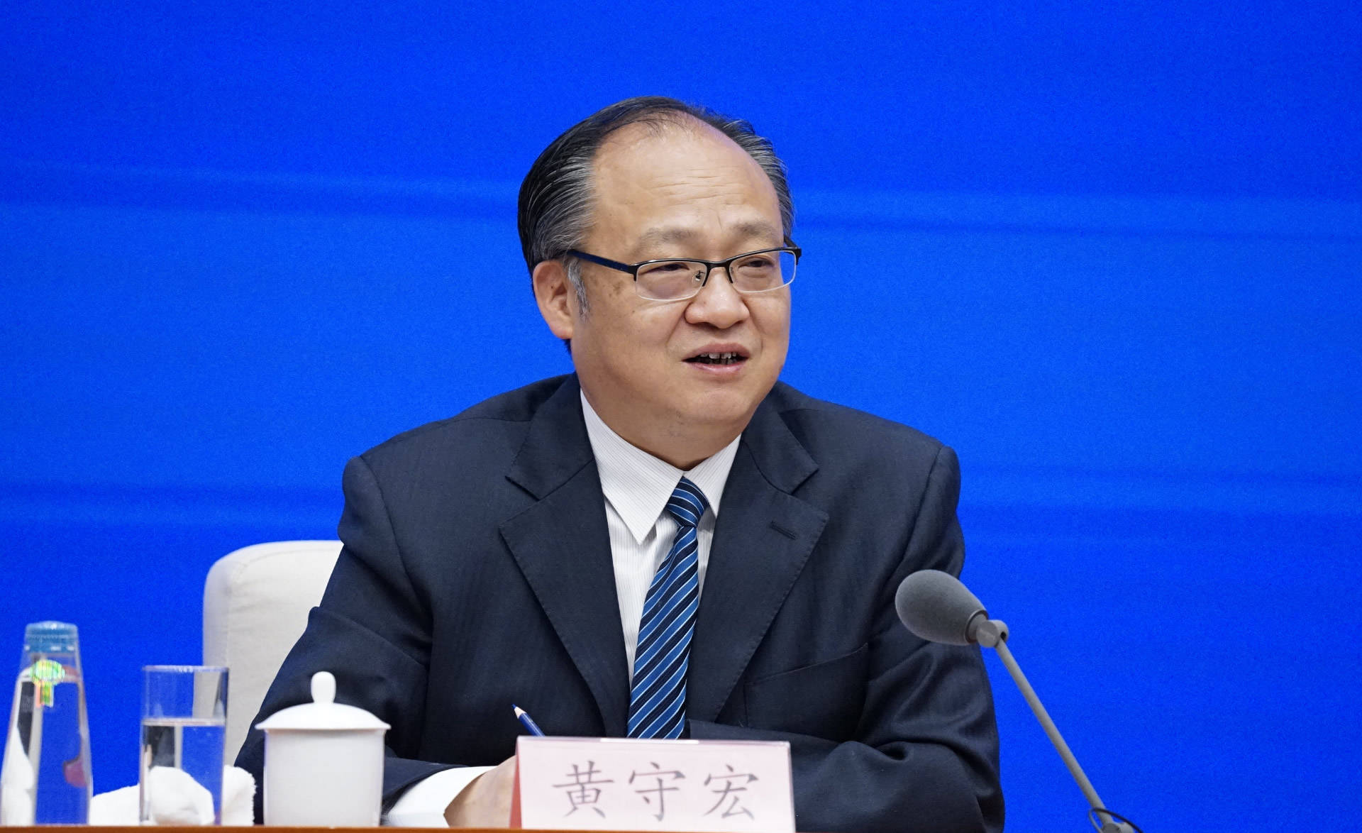 国务院研究室主任:应对危机的手段还有很多 子弹没有打光