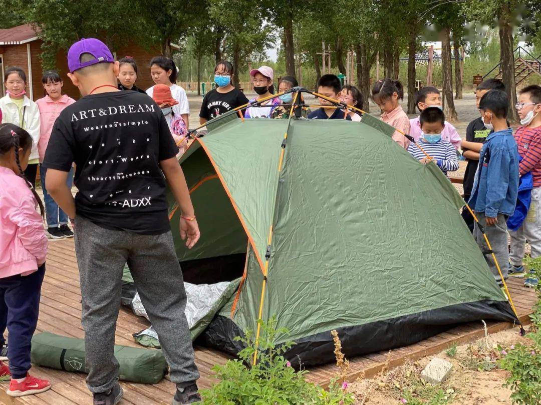 孩子來鹽池縣哈巴湖生態旅遊區野外拓展自己動手搭帳篷與自然親密接觸