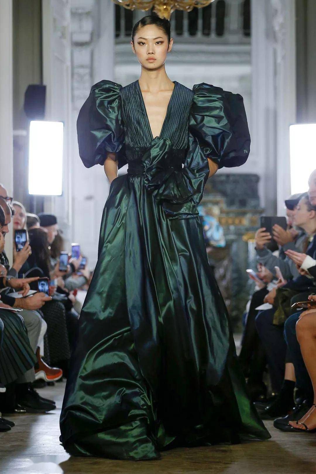 秀场上的最美领型颈线设计的致命诱惑时髦精们爱到不行的衣领流行趋势