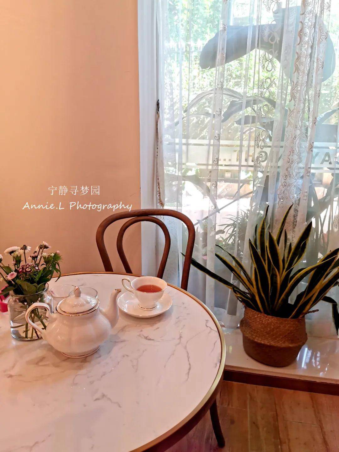 午后的阳光洒落在小院里