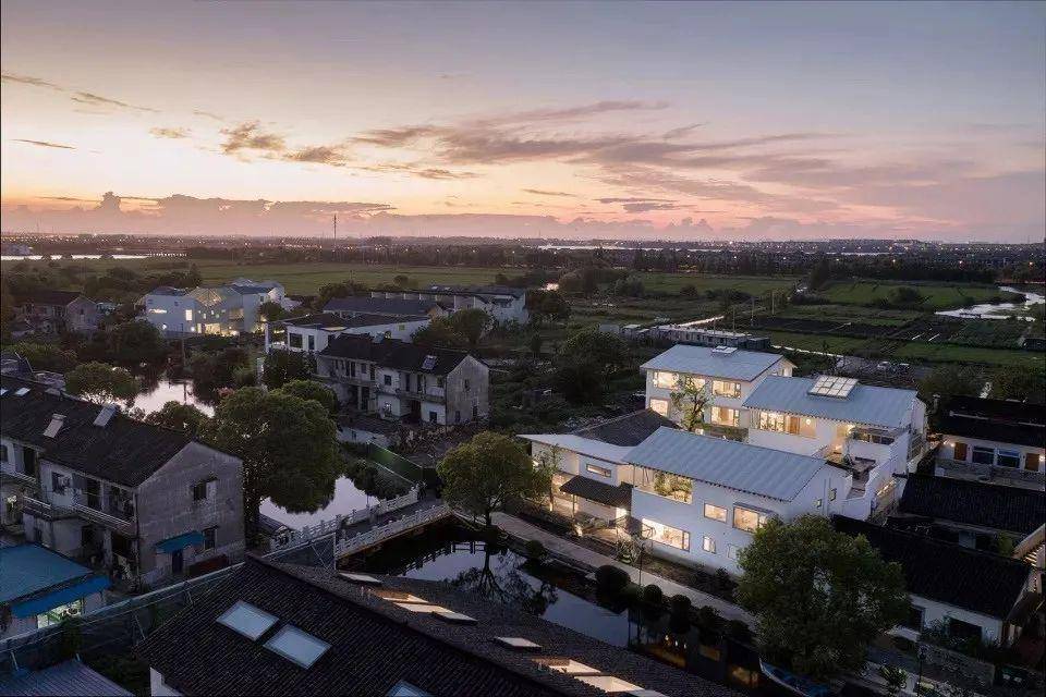 5月21日下午,衡山集团——练塘镇东庄村精品民宿项目举行合作签约仪式