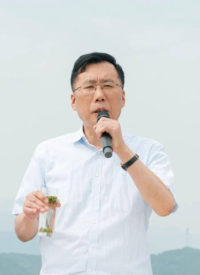 陕西省副省长魏增军宣布活动启动,并与省政府副秘书长魏稳柱,省农业