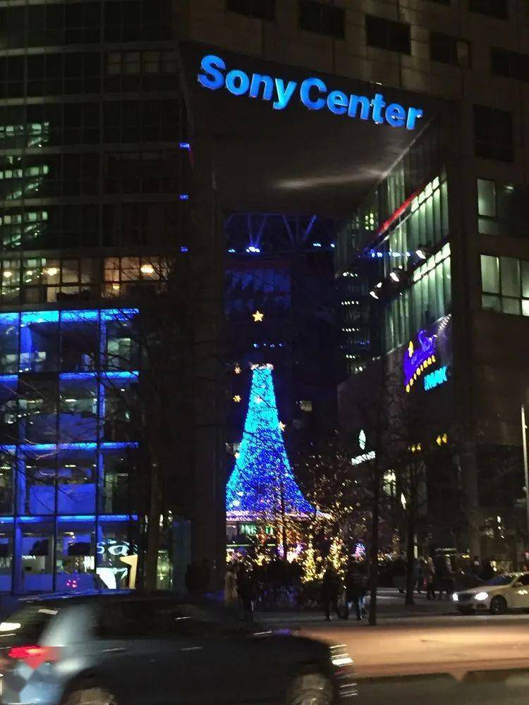 22层高的德比斯大楼(debis-haus)由累措-皮亚诺(renzo piano)设计,其