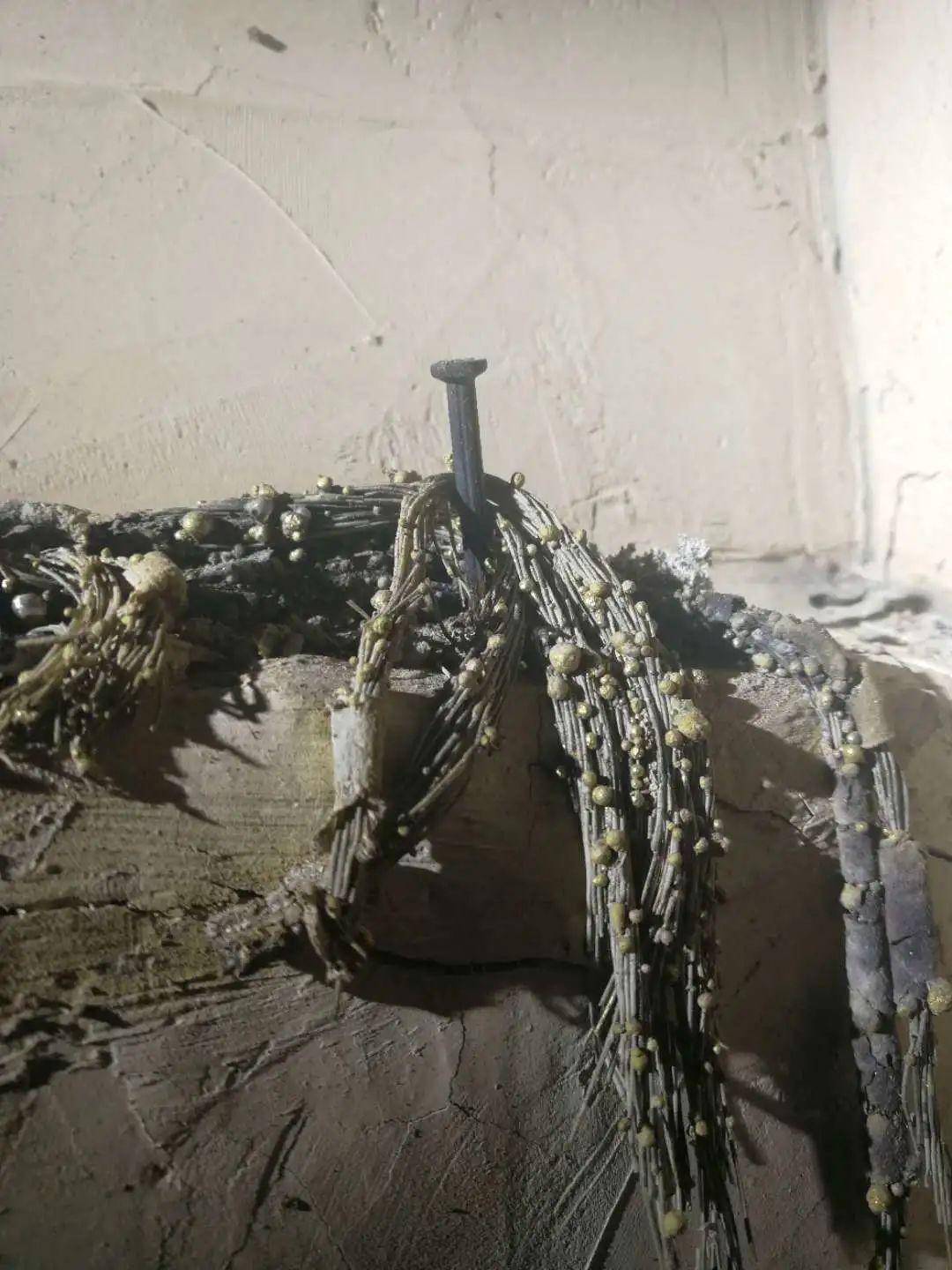 而熔珠就是在烟囱效应下电线短时间大量短路而形成的