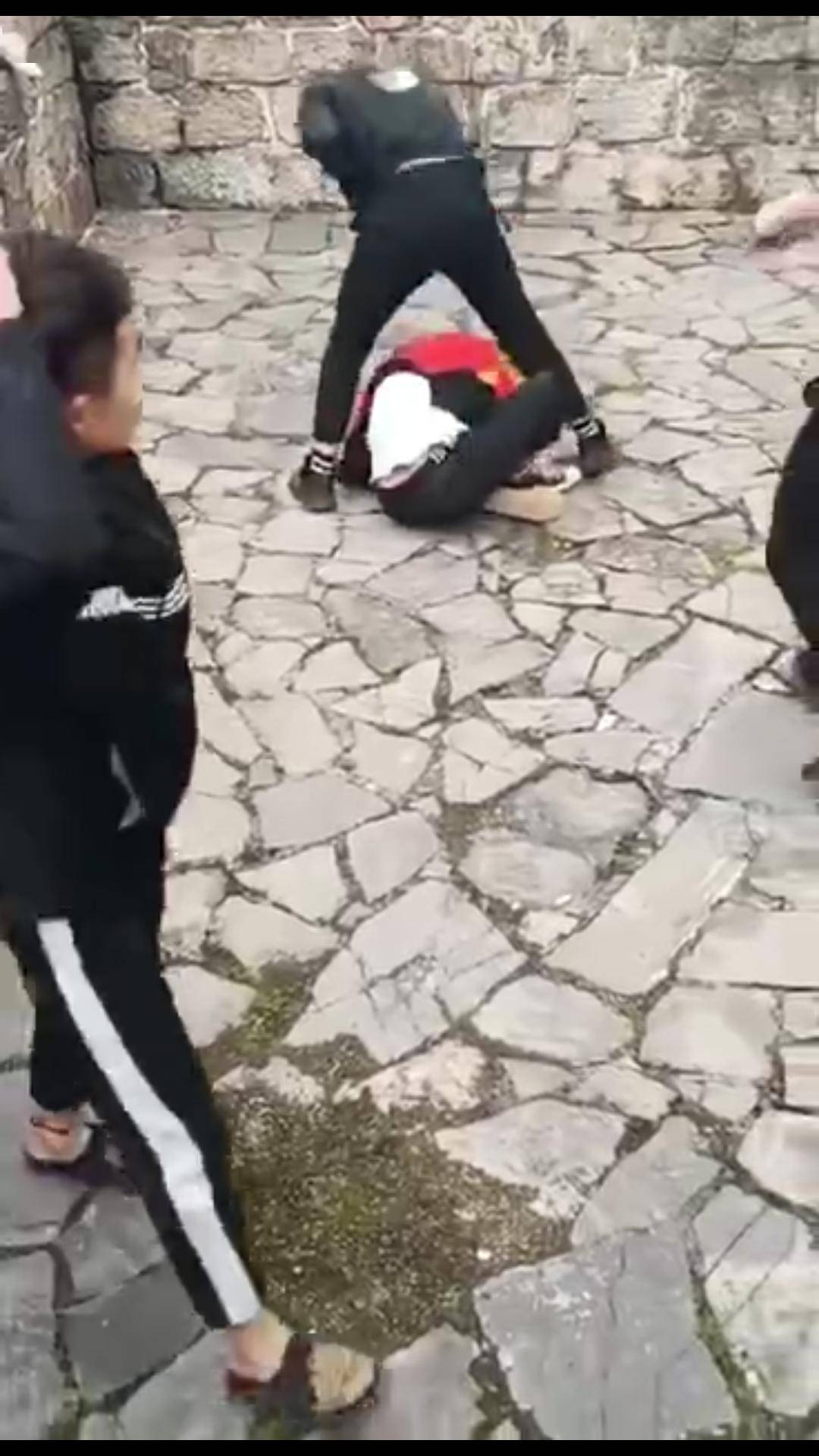 经查,视频中发生打架的时间是2020年3月31日16时许,地点分别是镇远县