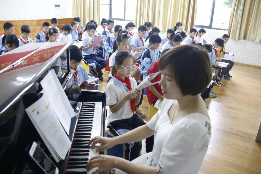 陈雯雯老师执教的是四年级歌曲《小溪流水响叮咚,歌曲以欢快的小溪