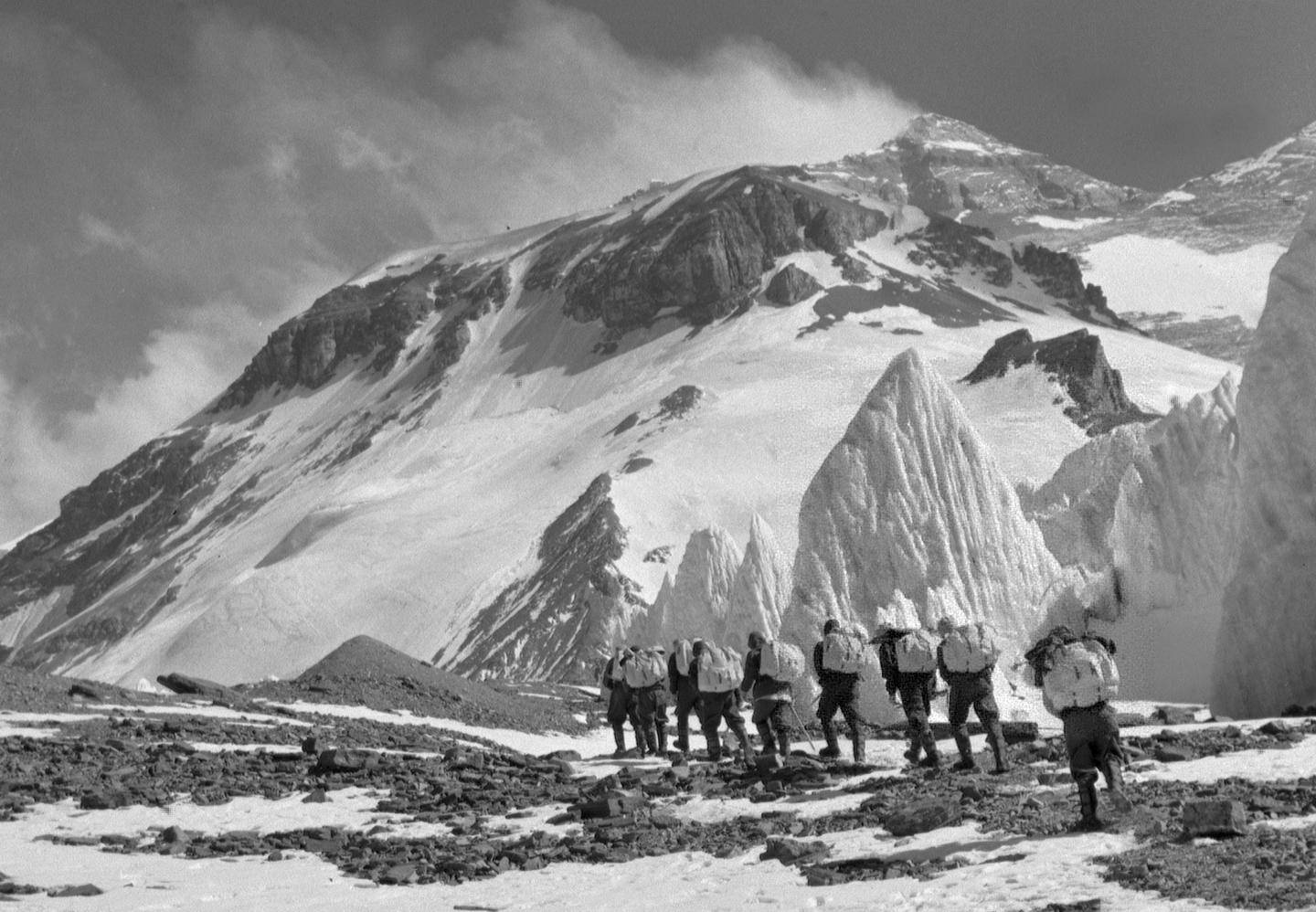 中國登山運動員王富洲,貢布,屈銀華三人首次從北坡登上珠穆朗瑪峰