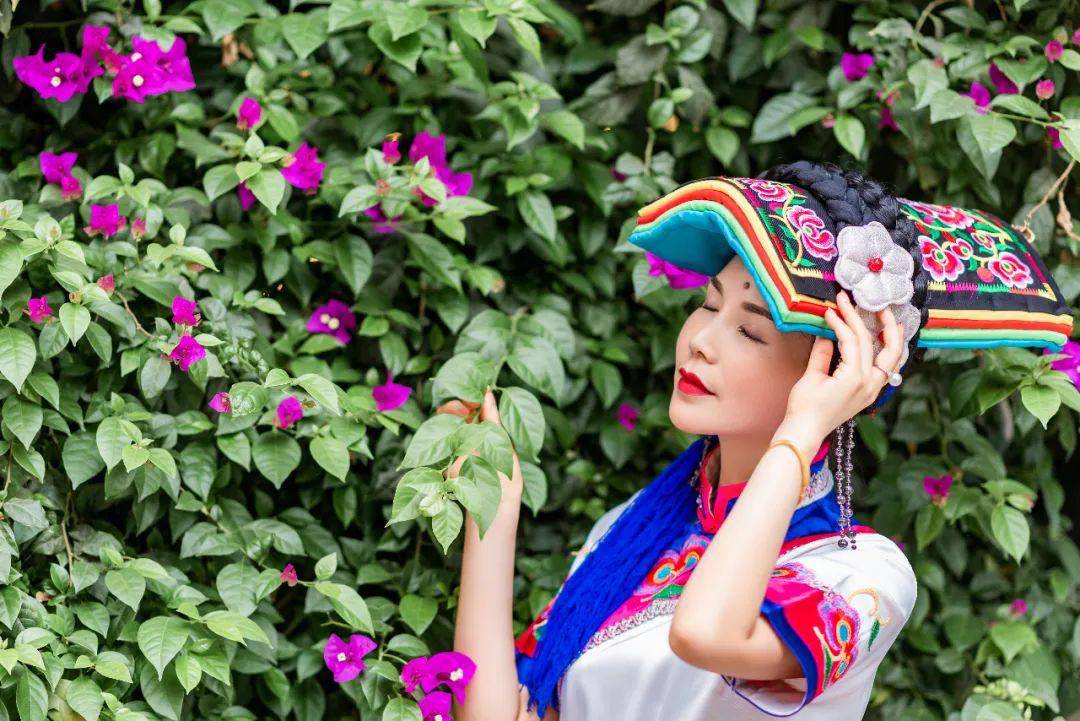 她们换上羌族服饰,站在禹王桥下,用坚定的眼神和庄严的姿态,为家乡的