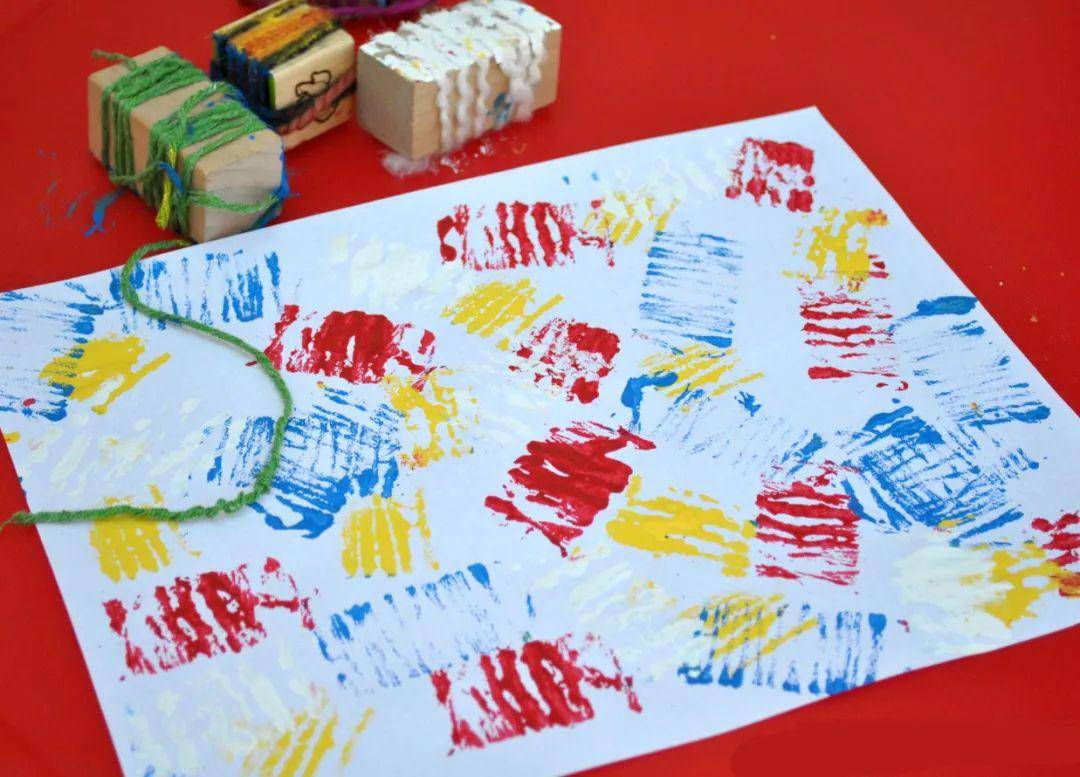 毛线拓印这是一个非常有趣的小活动,将颜料和胶带巧妙的结合,不管是