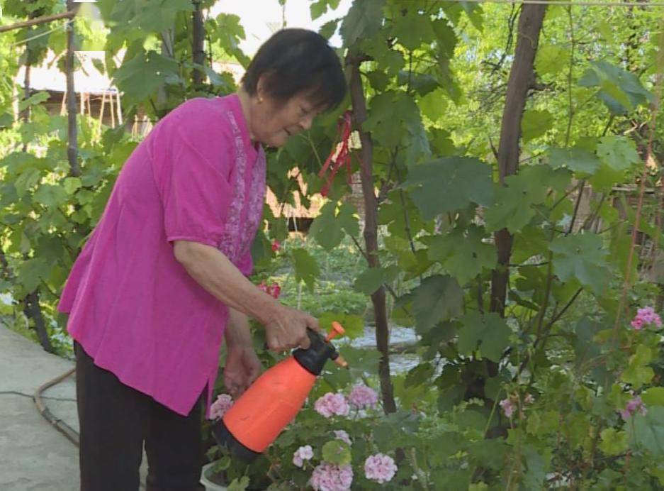 霍城县清水河镇副镇长赵志荣说:"整个政府工作报告重点突出,为我们下