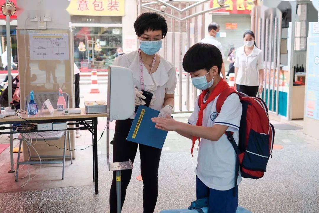 廣州這些小學生戴上