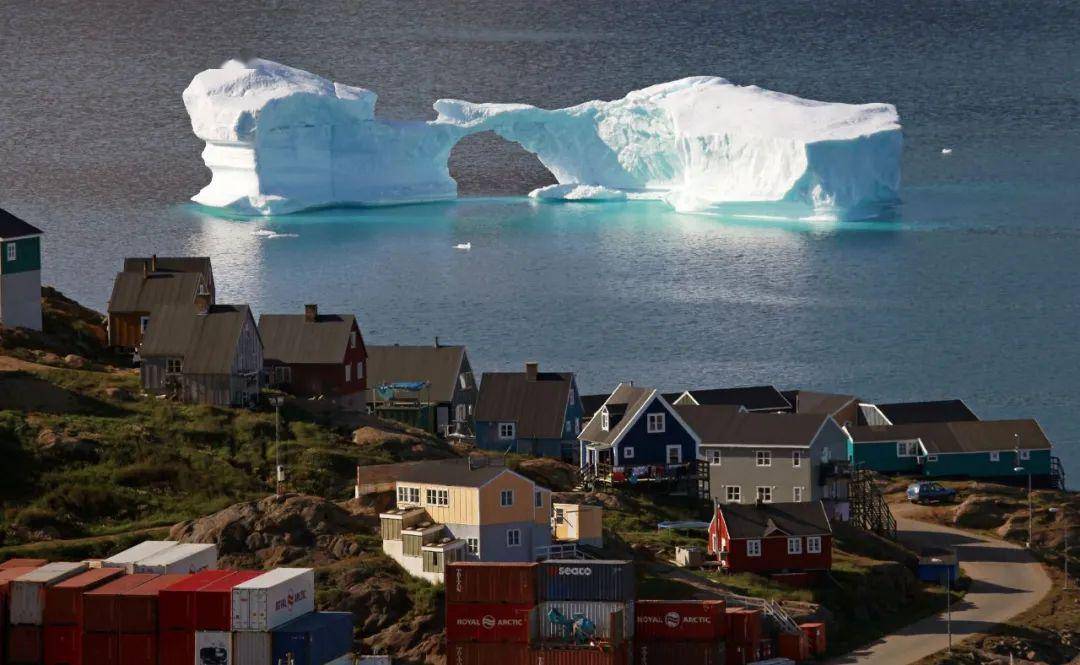 纽芬兰岛的小渔村ferryland经常会迎来极地飘来的断裂的冰山影响也