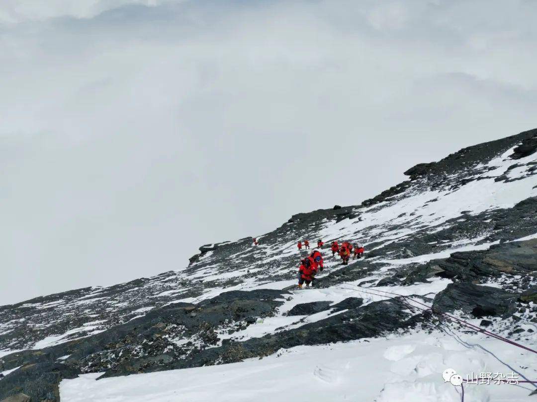 5月26日15时40分,2020珠峰测量登山队8名最终攻顶队员次落,袁复栋,李